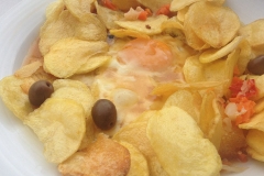 Chips mit Ei, Oliven und Sauce