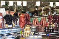 Wurst satt an diesem leckeren Marktstand Wurst satt an diesem leckeren Marktstand