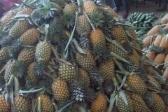 Ein mannshoher Berg von Ananas auf dem Großmarkt