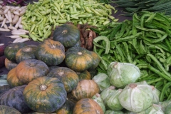 Gemüse wird in der Halle des Großmarktes abgeladen