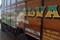 Solche schönen Lastwagen findet man noch oft  in Sri Lanka