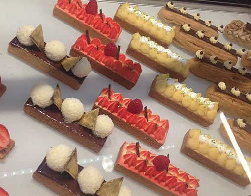 Französische süße Törtchen und Eclaires