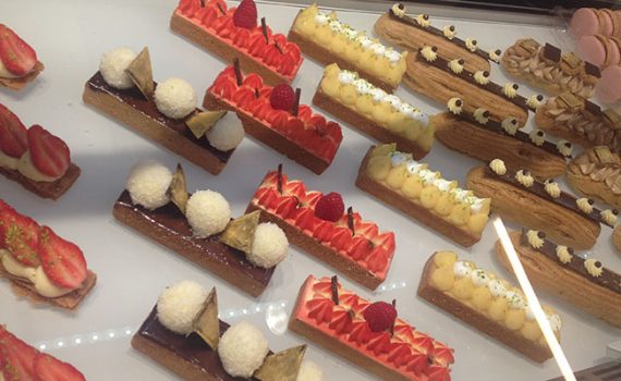 Französische süße Törtchen und Eclaires